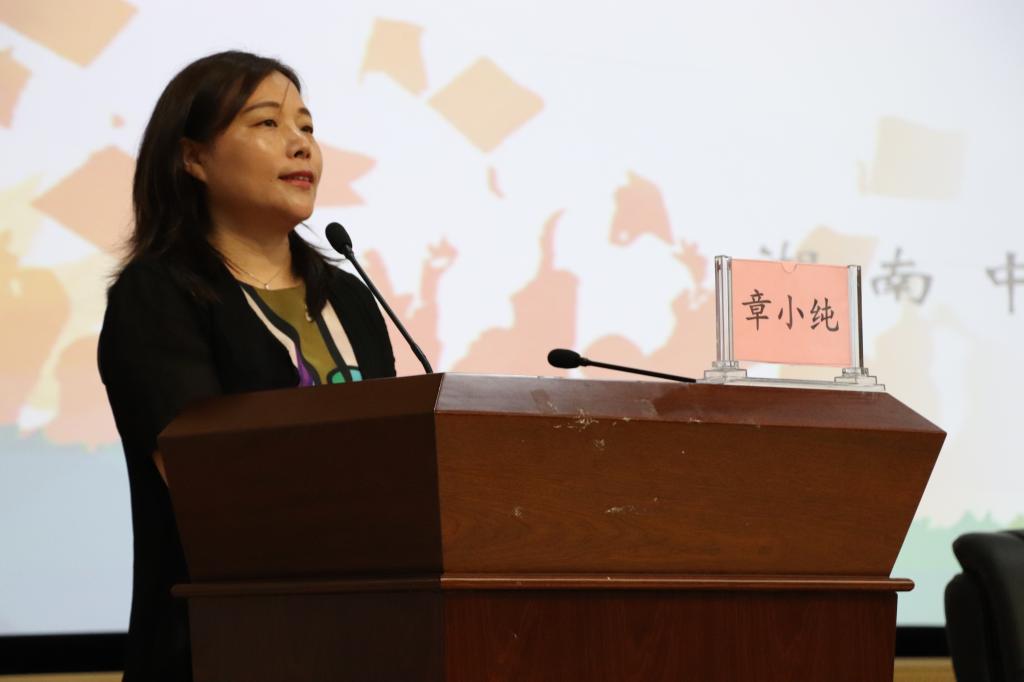 全体起立奏唱国歌)(图片三:大学(研究院)党委副书记肖小芹为毕业生